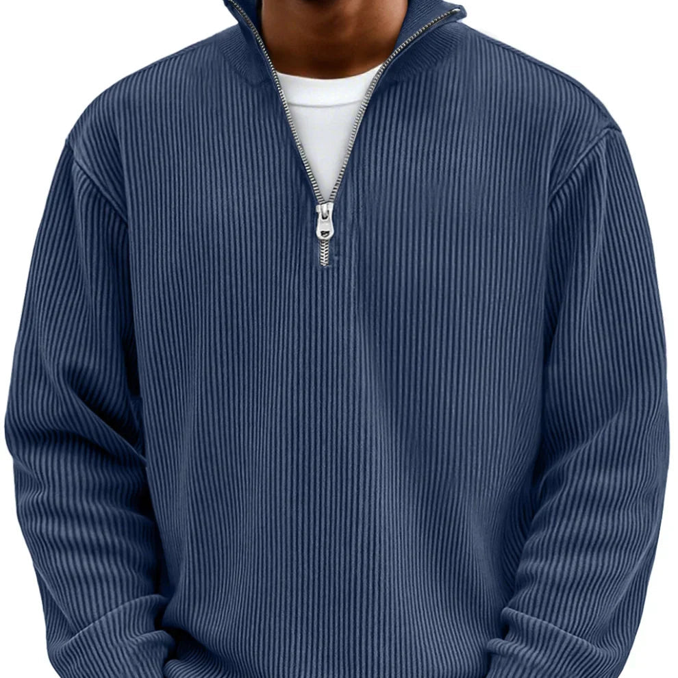 Pull côtelé bleu marine à col montant et demi-zip, porté de face sur un t-shirt blanc. 9