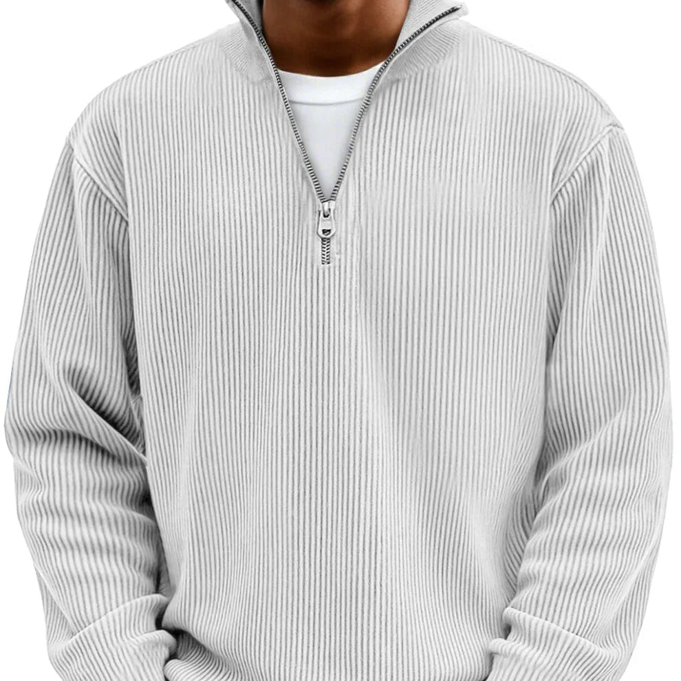 Pull côtelé gris très clair à col montant et demi-zip, porté de face sur un t-shirt blanc. 10