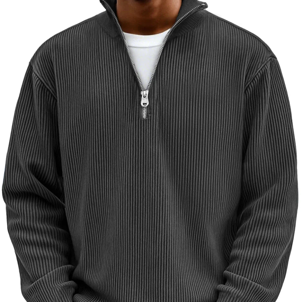 Pull côtelé gris anthracite à col montant et demi-zip, porté de face sur un t-shirt blanc. 11
