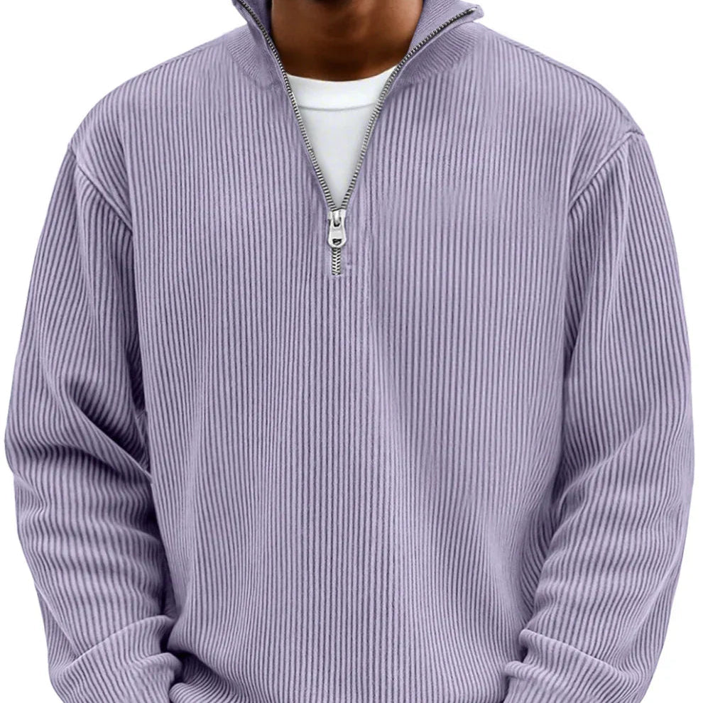 Pull côtelé lilas à col montant et demi-zip, porté de face sur un t-shirt blanc. 13