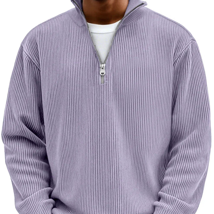 Pull côtelé lilas à col montant et demi-zip, porté de face sur un t-shirt blanc. 13