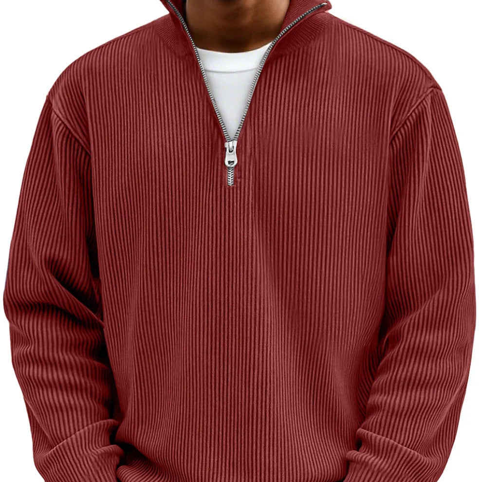 Pull côtelé rouge bordeaux à col montant et demi-zip, porté de face sur un t-shirt blanc. 14
