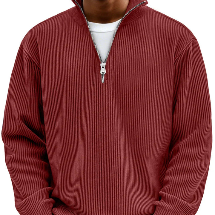 Pull côtelé rouge bordeaux à col montant et demi-zip, porté de face sur un t-shirt blanc. 14