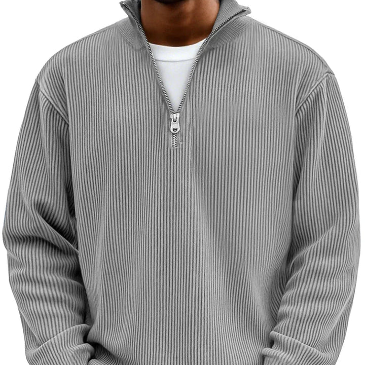 Pull côtelé gris à col montant et demi-zip, porté de face sur un t-shirt blanc. 6