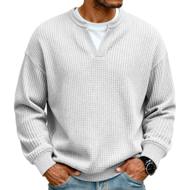 Pull gaufré gris très clair porté par un homme sur t-shirt blanc, avec jean et montre noire. 8