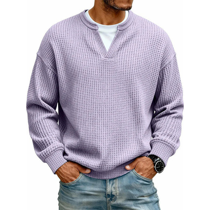 Pull gaufré violet lavande porté par un homme sur t-shirt blanc, mains dans les poches de son jean. 13