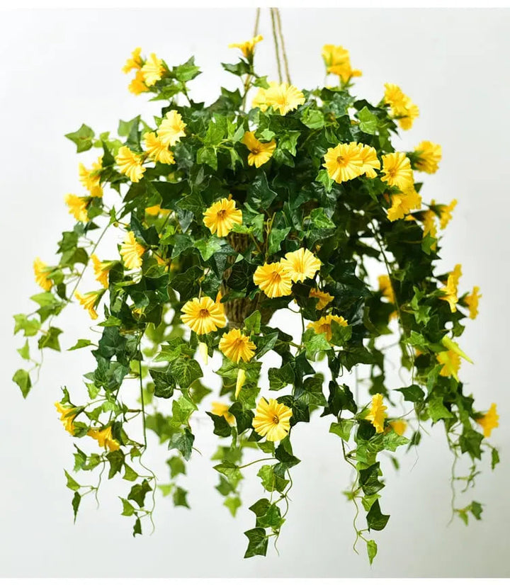 Suspension de volubilis artificiels jaunes au feuillage vert dense, retenue par des cordes et photographiée sur fond blanc uni. 2