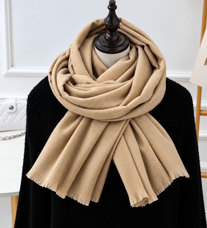 Écharpe beige sable au tissage fin, nouée sur un mannequin en pull noir 4
