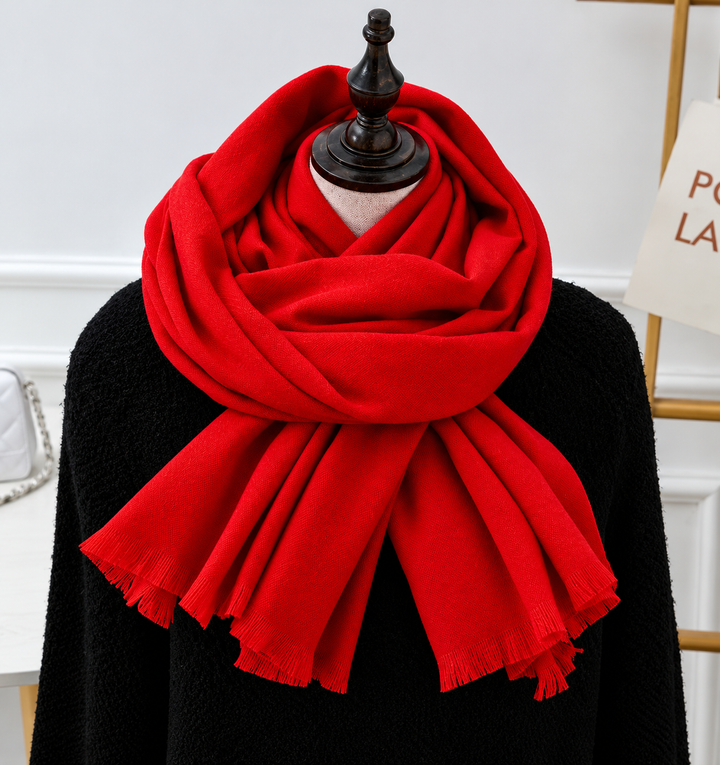 Écharpe rouge vif à franges, enroulée et retombant sur un mannequin en pull noir 8