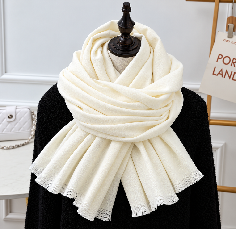 Écharpe blanc crème à petites franges, enroulée sur un mannequin en pull noir 2