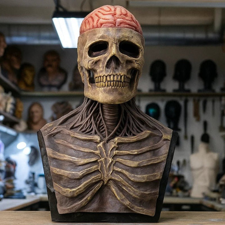 Buste en latex dans un atelier: crâne patiné avec cerveau rose apparent sur le dessus et cage thoracique sculptée en relief. 1