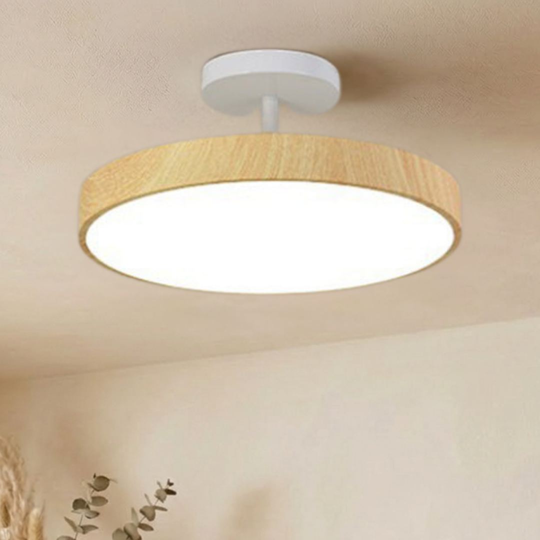 Version claire du plafonnier, cadre d'aspect bois clair et platine blanche, allumé en lumière blanche au plafond beige. 4