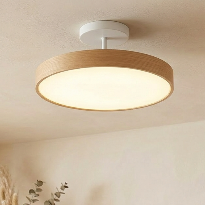 Version claire du plafonnier, cadre d'aspect chêne et platine blanche, diffusant une lumière chaude dans un intérieur beige. 5