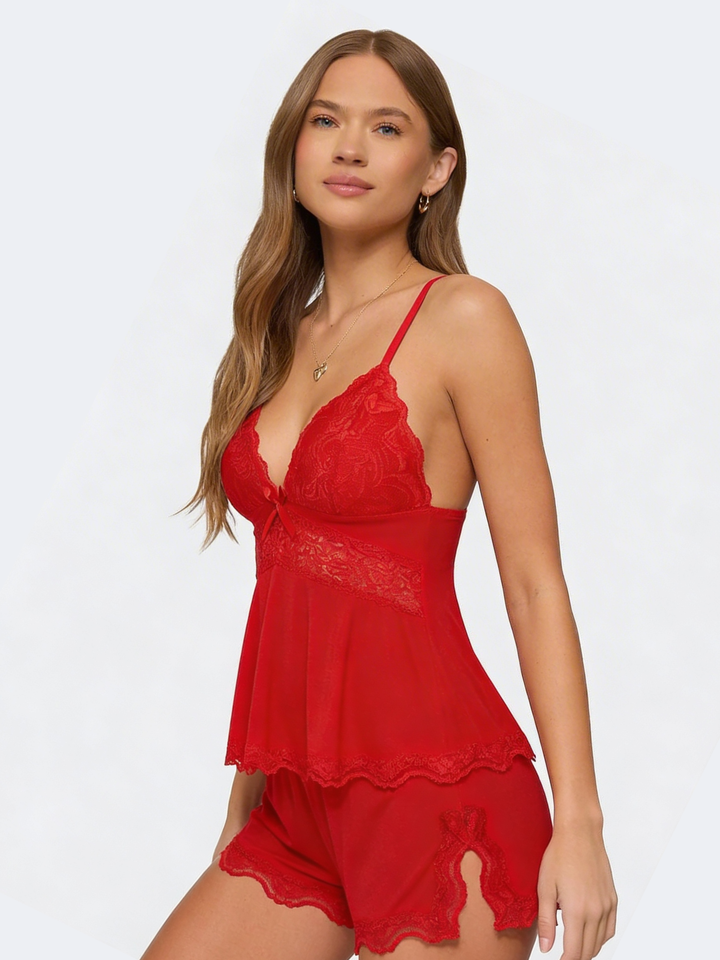 Vue de trois quarts de l'ensemble rouge, avec fente latérale du short ornée de dentelle 22
