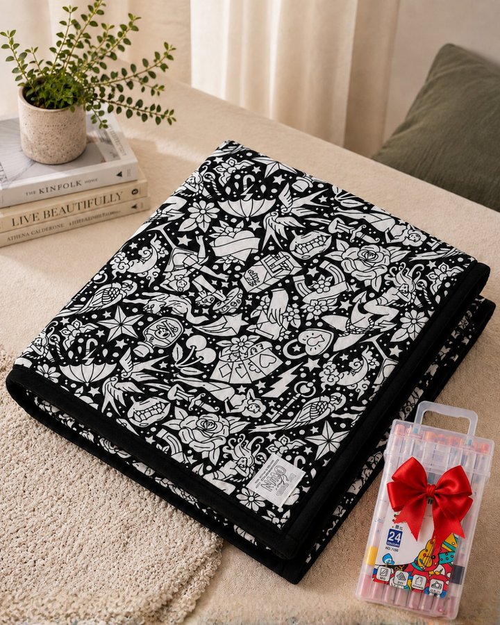 Couverture pliée à motifs d'hirondelles, de cœurs et de roses blancs sur fond noir, avec coffret de feutres et ruban rouge 8