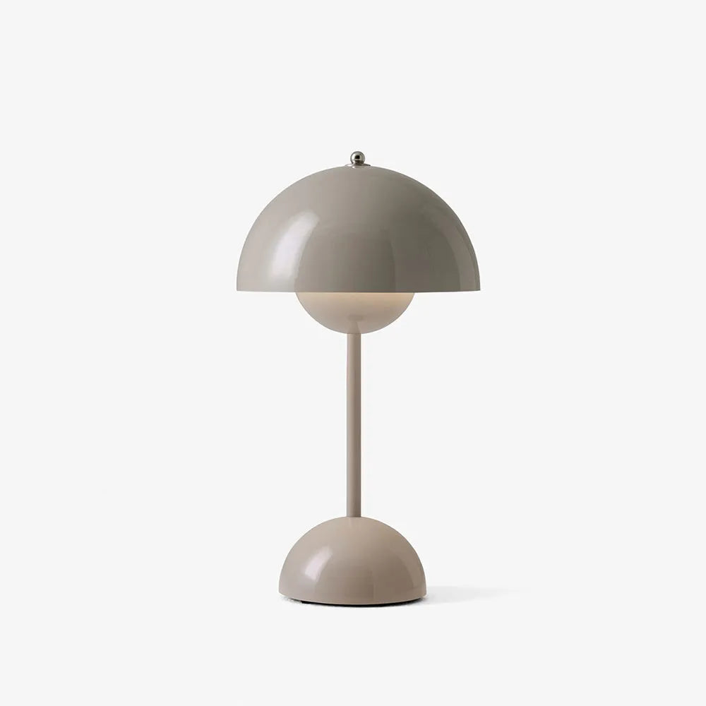 Lampe champignon gris beige brillante allumée, vue de face sur fond blanc uni. 10