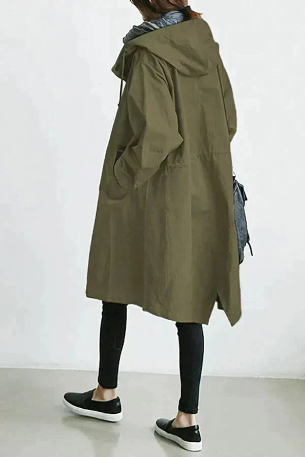 Trench vert kaki vu de dos et de côté, avec capuche, poche latérale, cordon à la taille et bas fendu. 9