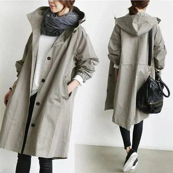 Vue de face et de dos du trench beige-gris à capuche, porté sur un haut blanc avec écharpe et sac noir. 2