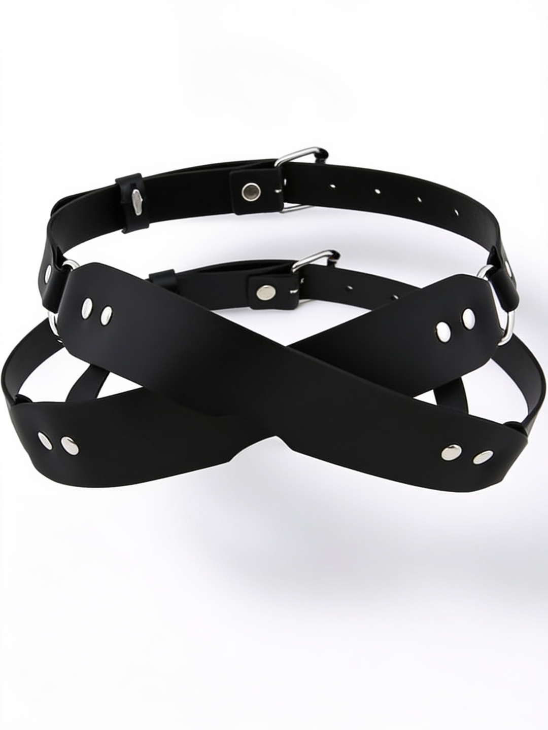 Masque noir à bandes croisées, rivets et boucles métalliques, posé sur fond blanc 1
