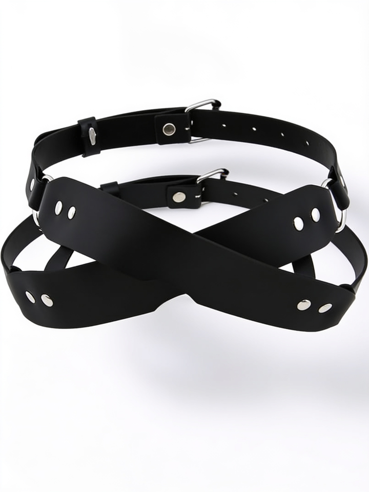 Masque noir à bandes croisées, rivets et boucles métalliques, posé sur fond blanc 1