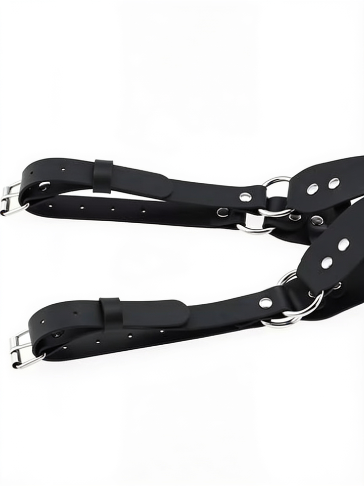 Détail des sangles ajustables, anneaux métalliques et boucles du masque noir ouvert 4