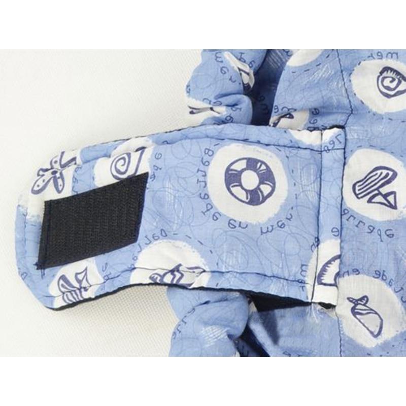Détail de la languette de fermeture à scratch noir, tissu bleu clair imprimé de bouées et coquillages 4