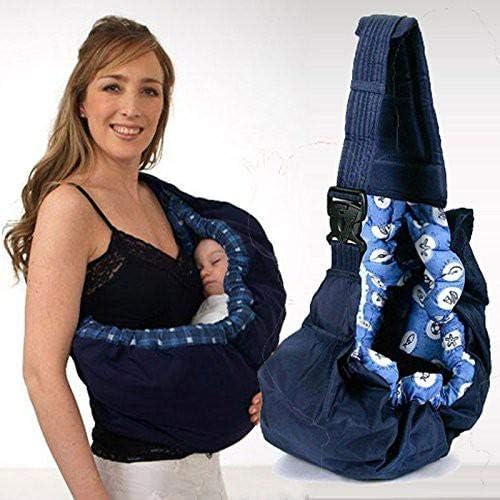 Femme portant un bébé en position allaitement, à côté de l'écharpe bleu marine à boucle noire 5
