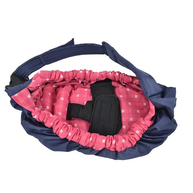 Écharpe vue de dessus avec intérieur à carreaux roses, extérieur bleu marine et languette noire 7