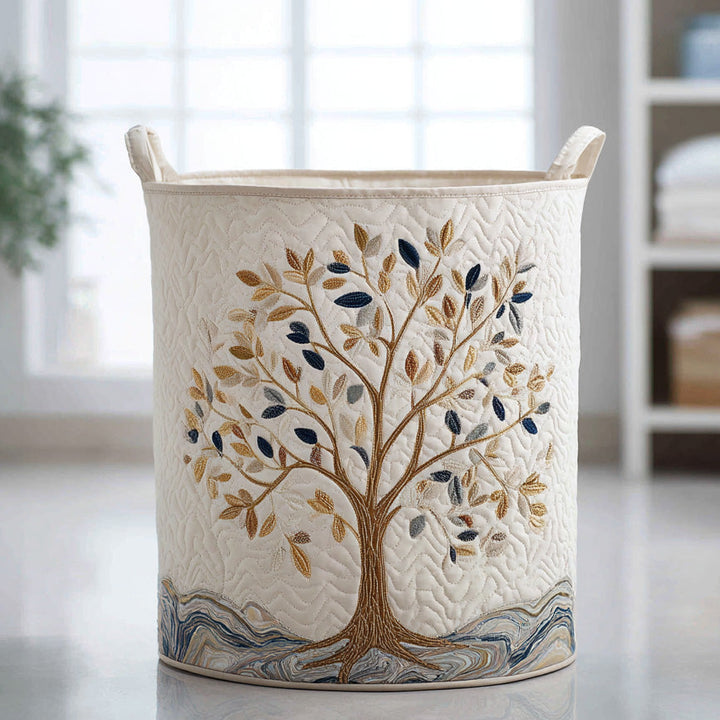 Panier crème matelassé avec arbre brodé et deux poignées, posé devant une fenêtre lumineuse 1