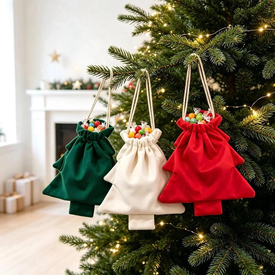 Trois sacs vert, blanc et rouge remplis de bonbons, suspendus au sapin devant une cheminée 1