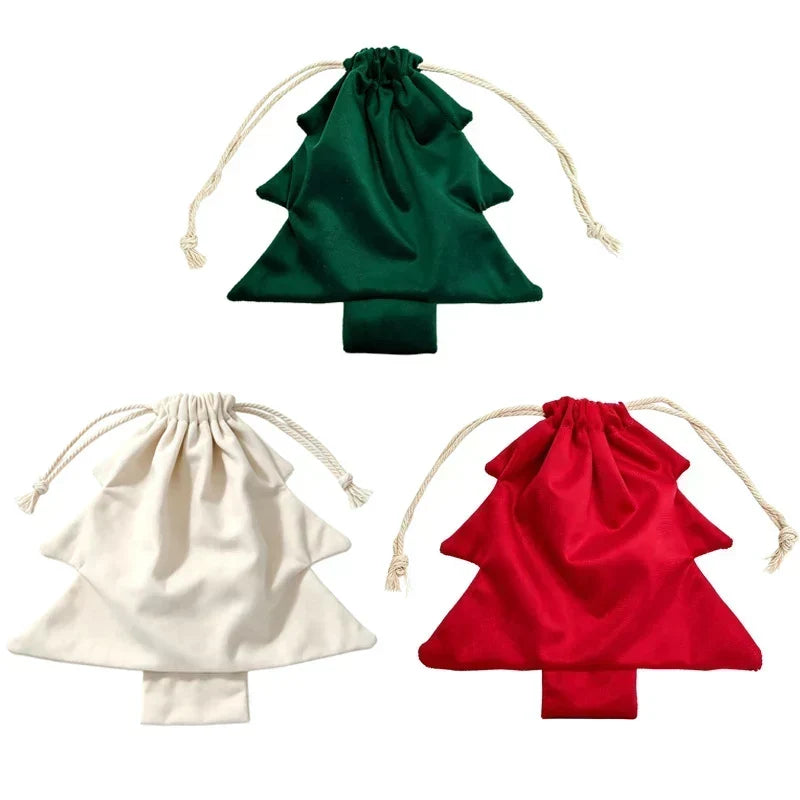 Les trois sacs cordon vert, blanc cassé et rouge présentés à plat sur fond blanc 5