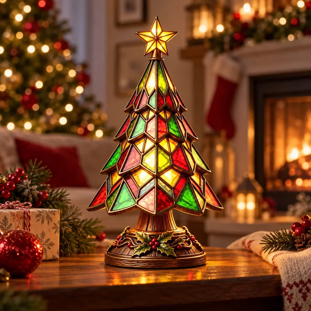 Sapin en vitrail allumé posé sur une table devant une cheminée et un sapin décoré 1