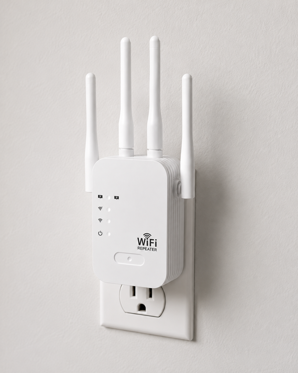 Répéteur WiFi blanc à quatre antennes branché dans une prise murale, vu de face avec ses voyants lumineux. 2