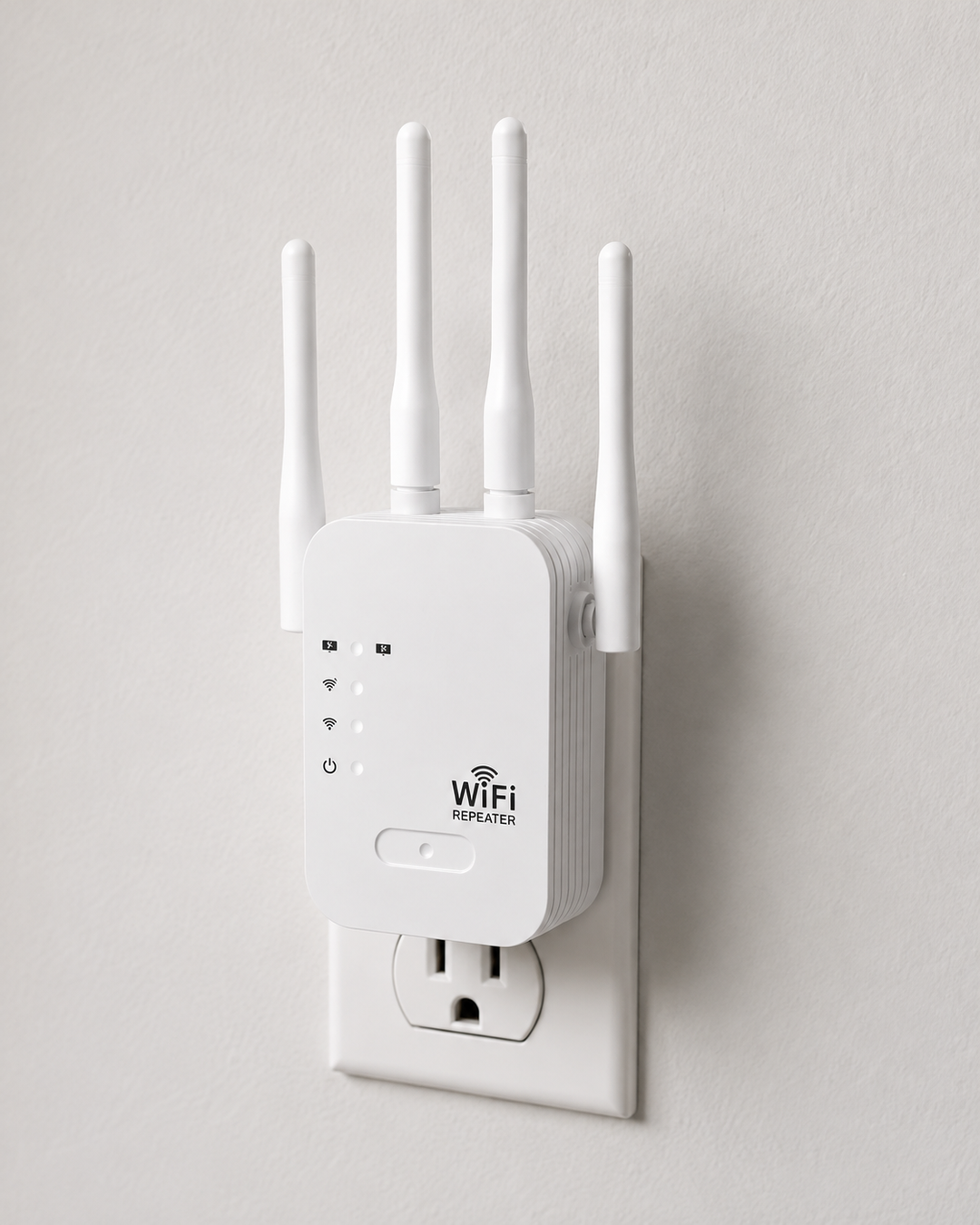 Répéteur WiFi blanc à quatre antennes branché dans une prise murale, vu de face avec ses voyants lumineux. 2
