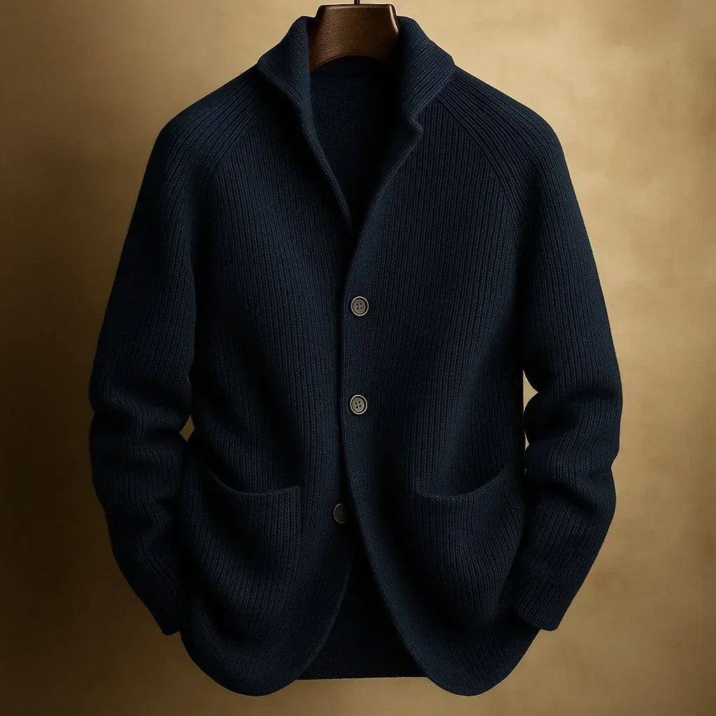 Gilet bleu marine foncé en maille côtelée, col châle et trois boutons, sur cintre 3