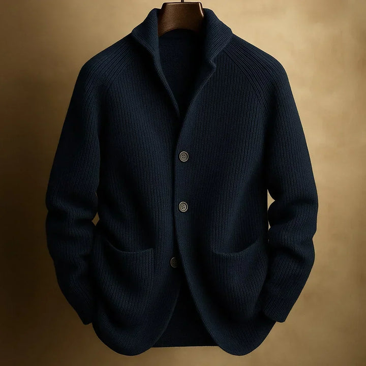 Gilet bleu marine foncé en maille côtelée, col châle et trois boutons, sur cintre 3