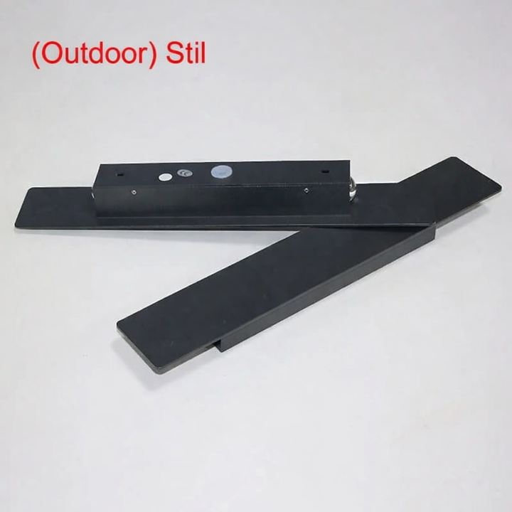 Pièces détachées de l'applique noire posées sur fond gris: boîtier de fixation avec ses orifices et plaque de façade séparée. 5