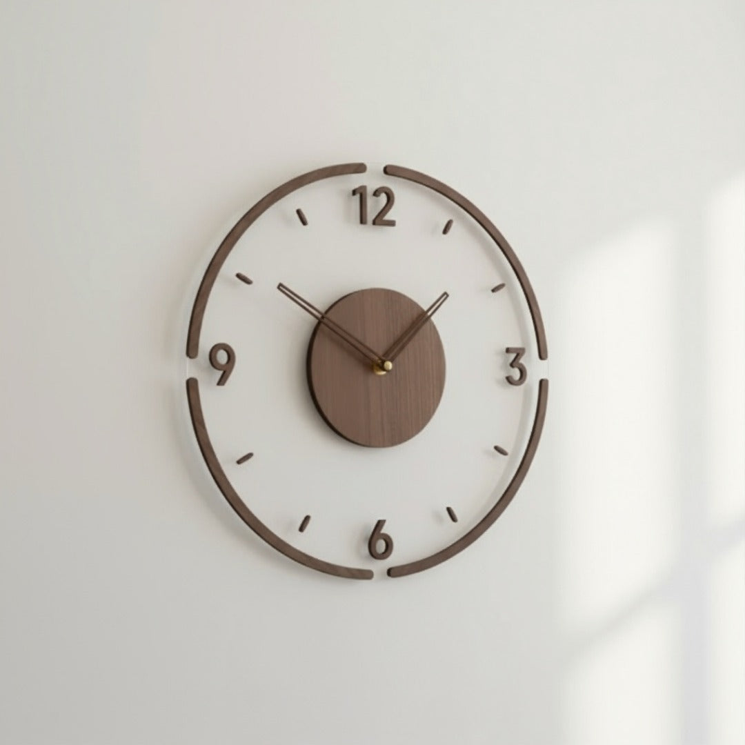 Horloge ronde en acrylique transparent avec cercle central, chiffres et arcs en bois sombre, accrochée au mur blanc 1