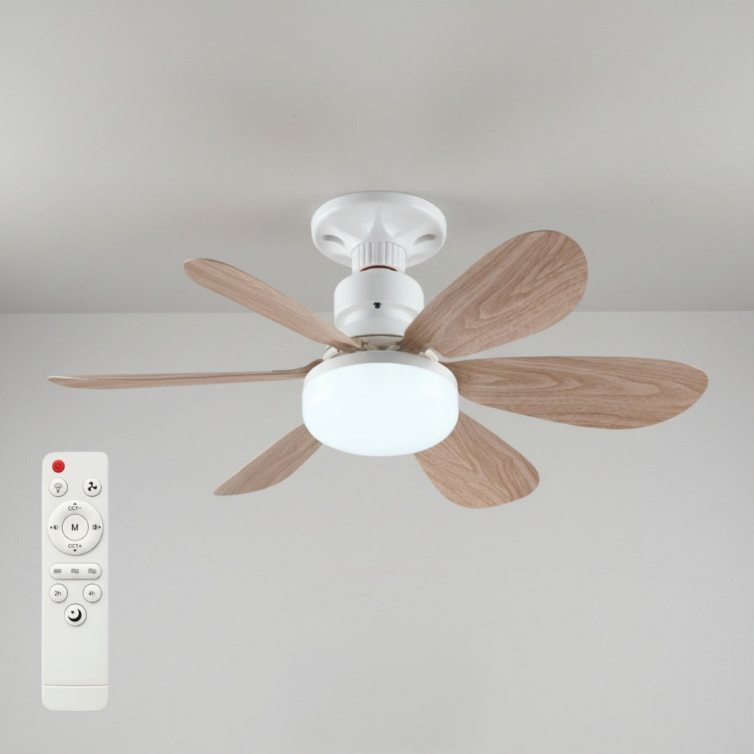 Ventilateur blanc à six pales effet bois avec globe lumineux, télécommande blanche posée en bas à gauche 1
