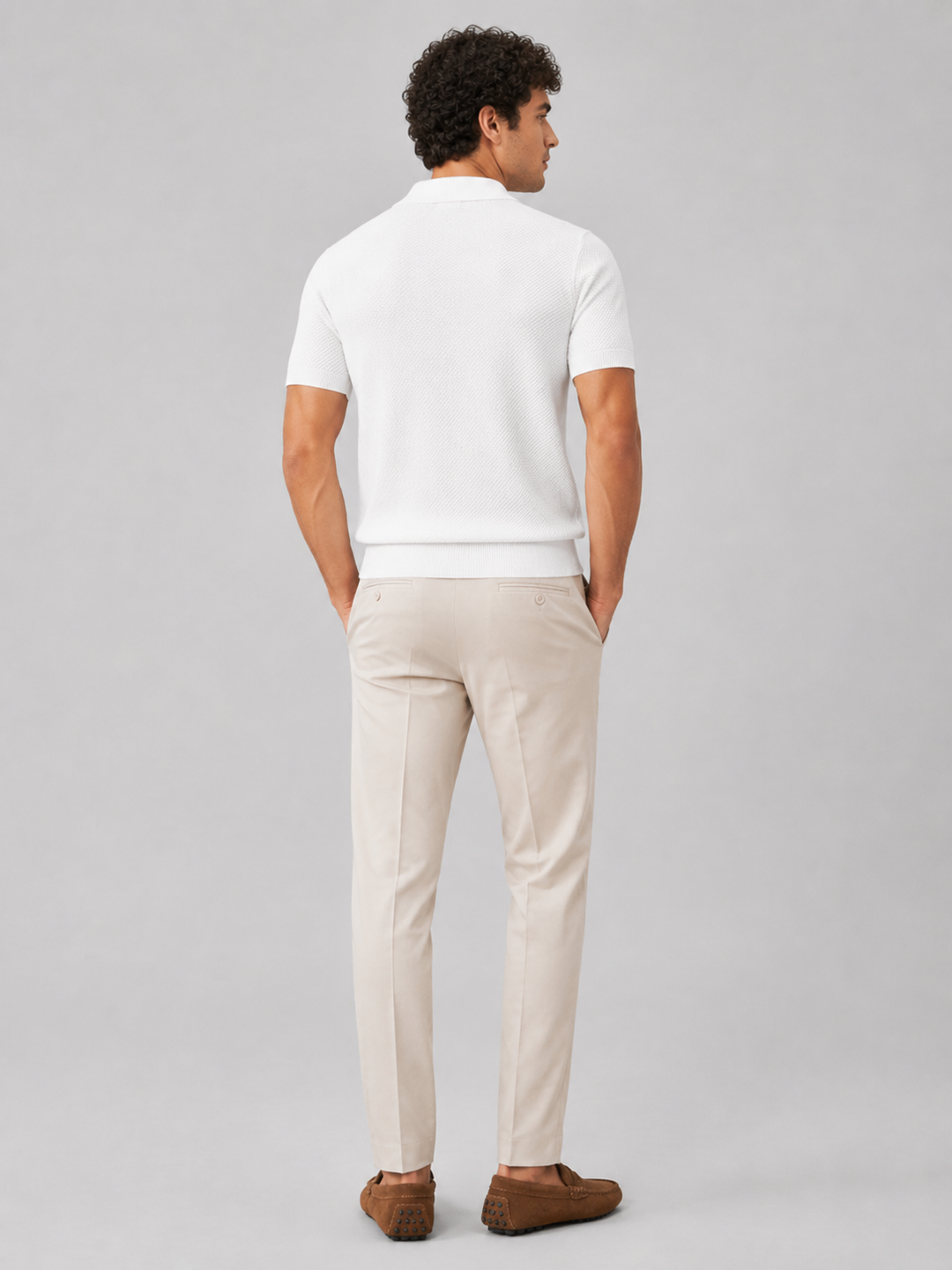 Vue de dos du polo blanc porté avec pantalon beige clair et mocassins marron 33