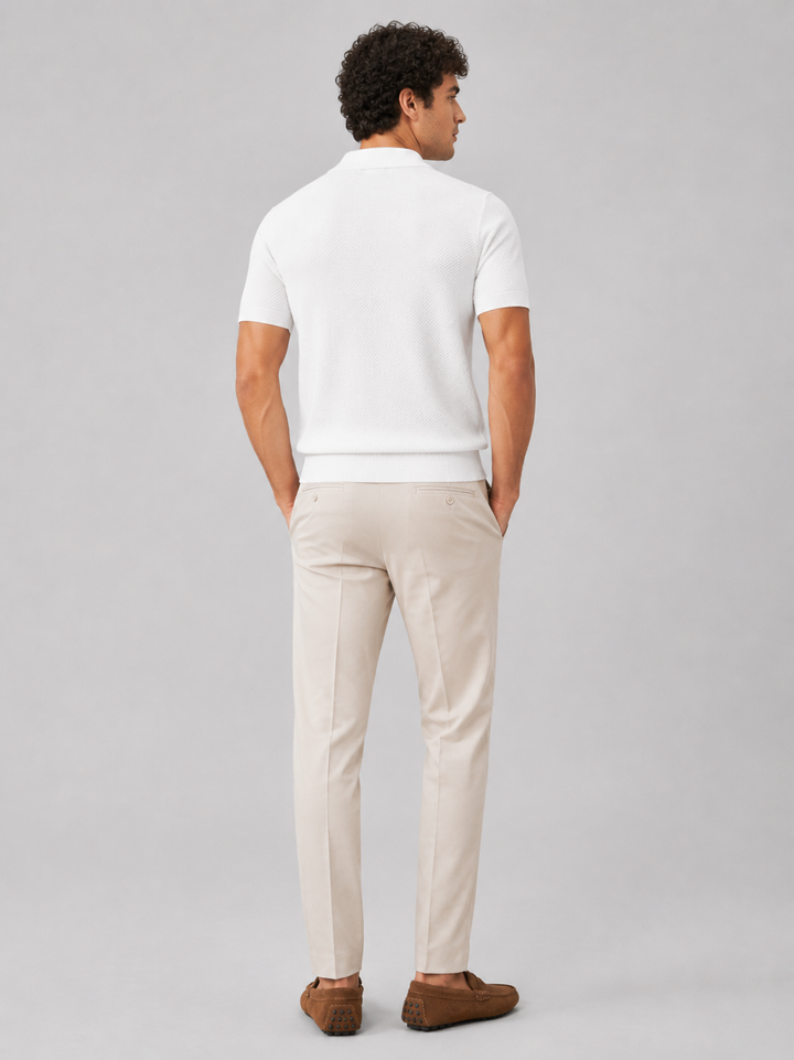 Vue de dos du polo blanc porté avec pantalon beige clair et mocassins marron 33