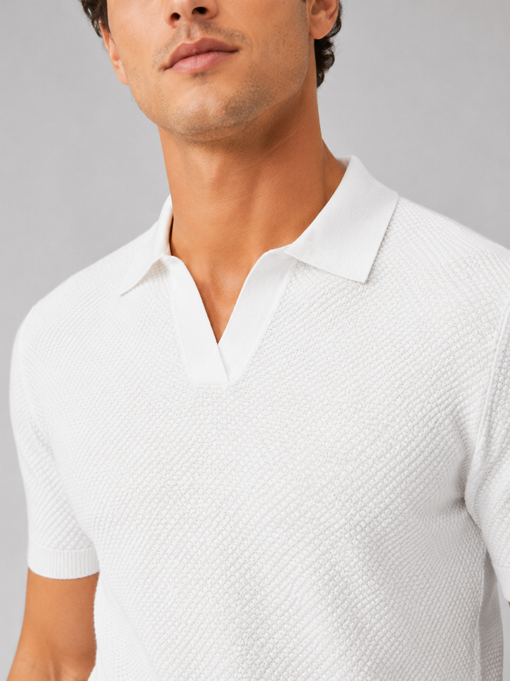 Gros plan sur le col et la maille texturée du polo blanc porté par un homme 31