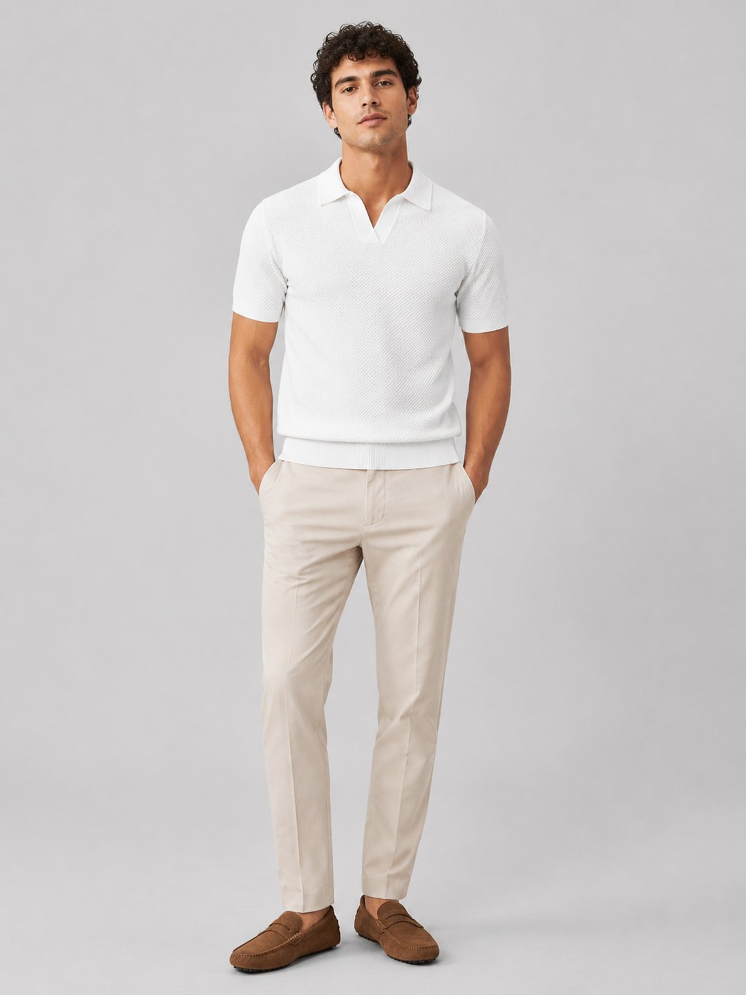 Homme en pied portant le polo blanc avec pantalon beige clair et mocassins marron, vue de face 32