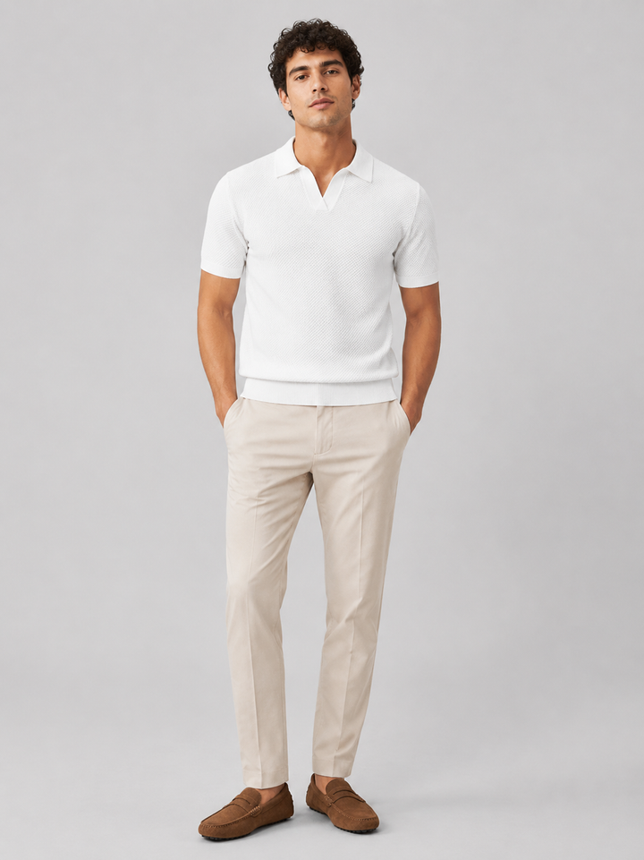 Homme en pied portant le polo blanc avec pantalon beige clair et mocassins marron, vue de face 32