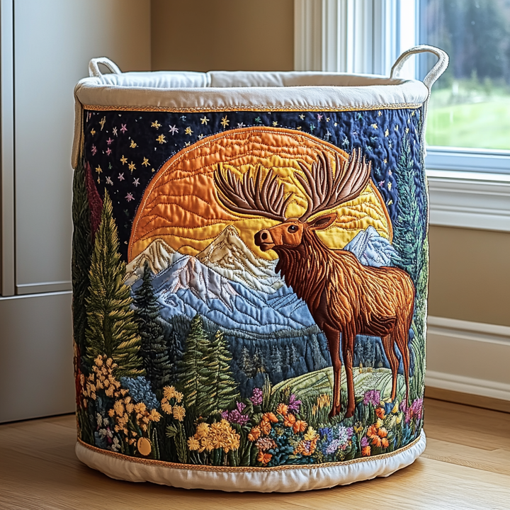 Panier matelassé représentant un élan devant une grande lune orange, des montagnes, un ciel étoilé et des fleurs sauvages. 8