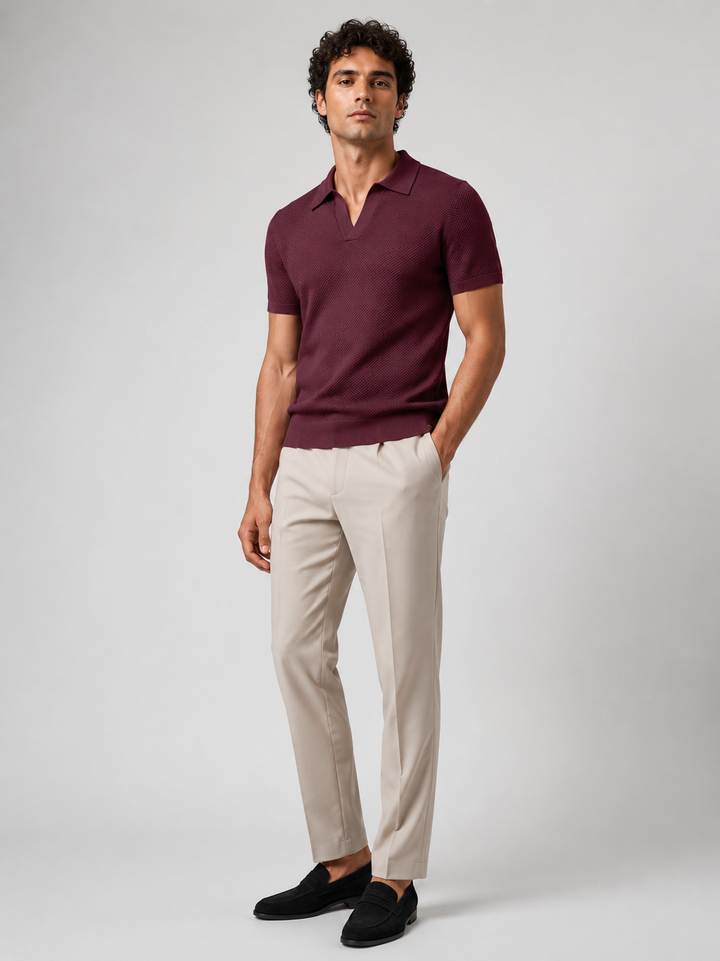 Homme en pied portant le polo bordeaux avec pantalon beige et mocassins noirs, vue de face 23