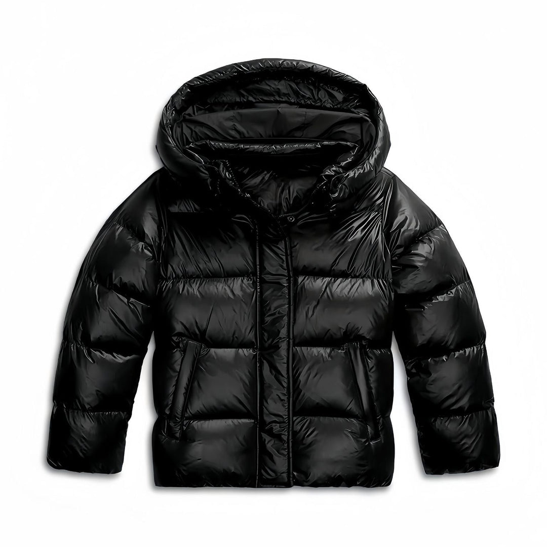 Doudoune matelassée noire brillante vue de face, capuche relevée, fermeture zippée sous patte et poches latérales zippées. 4