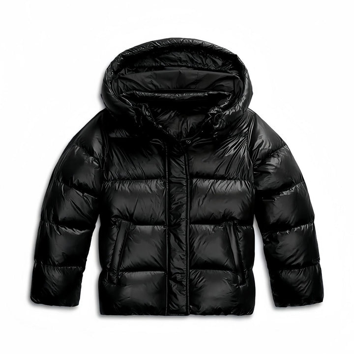 Doudoune matelassée noire brillante vue de face, capuche relevée, fermeture zippée sous patte et poches latérales zippées. 4