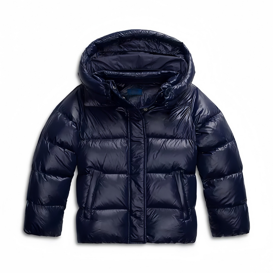 Doudoune matelassée bleu marine brillante vue de face, capuche relevée, fermeture zippée sous patte et deux poches latérales. 1