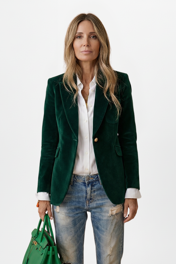 Version vert foncé du blazer en velours, portée sur chemise blanche et jean, sac vert à la main 8